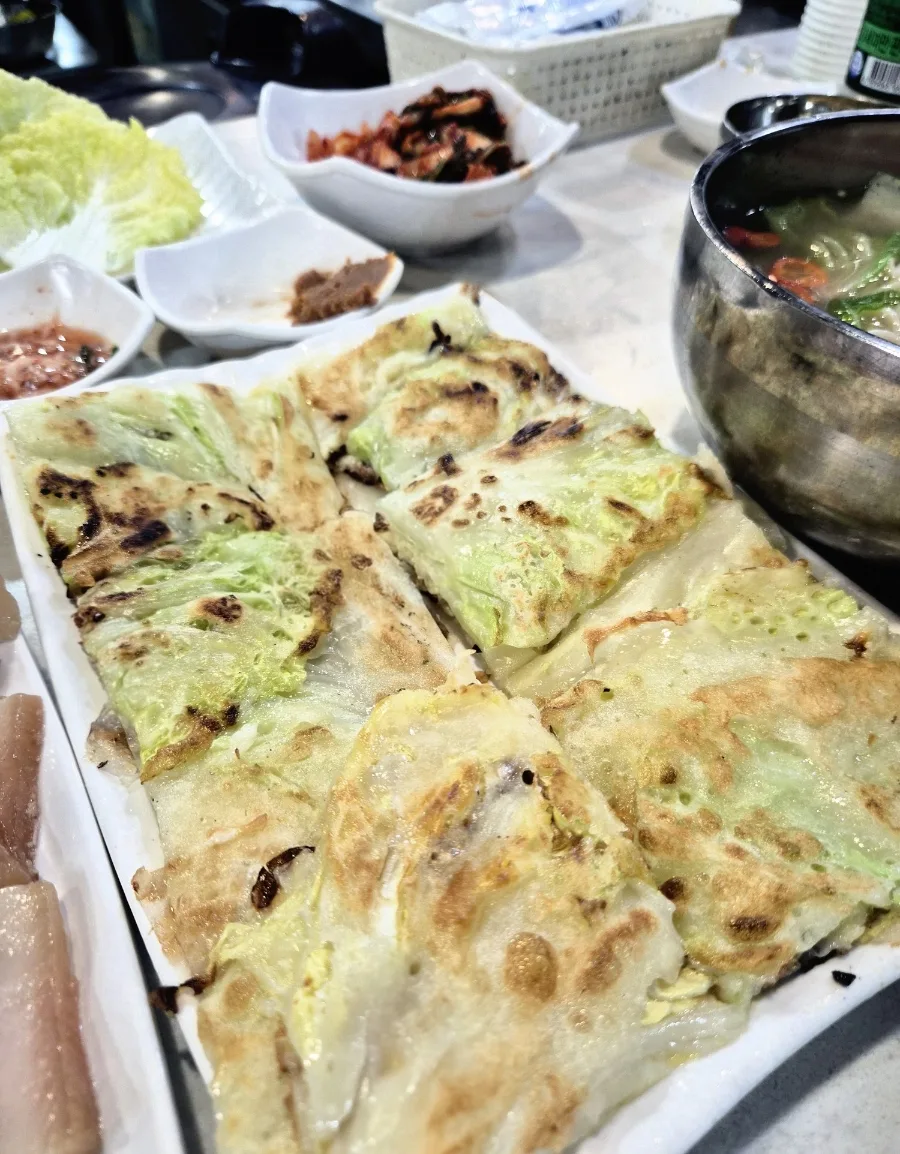 安東チッ — 大皿に並ぶ白菜のチヂミ