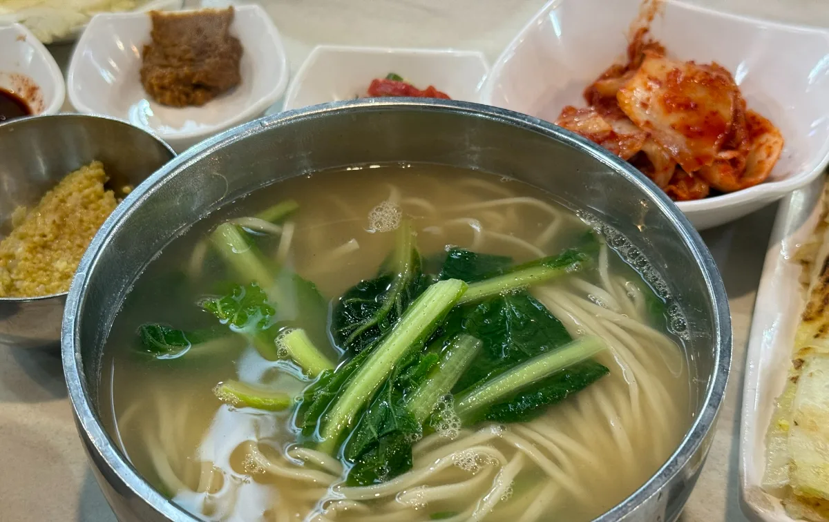 白菜入りの麺とキムチ
