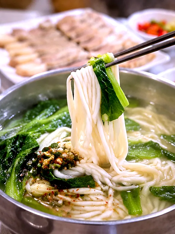 箸で持ち上げた麺と白菜