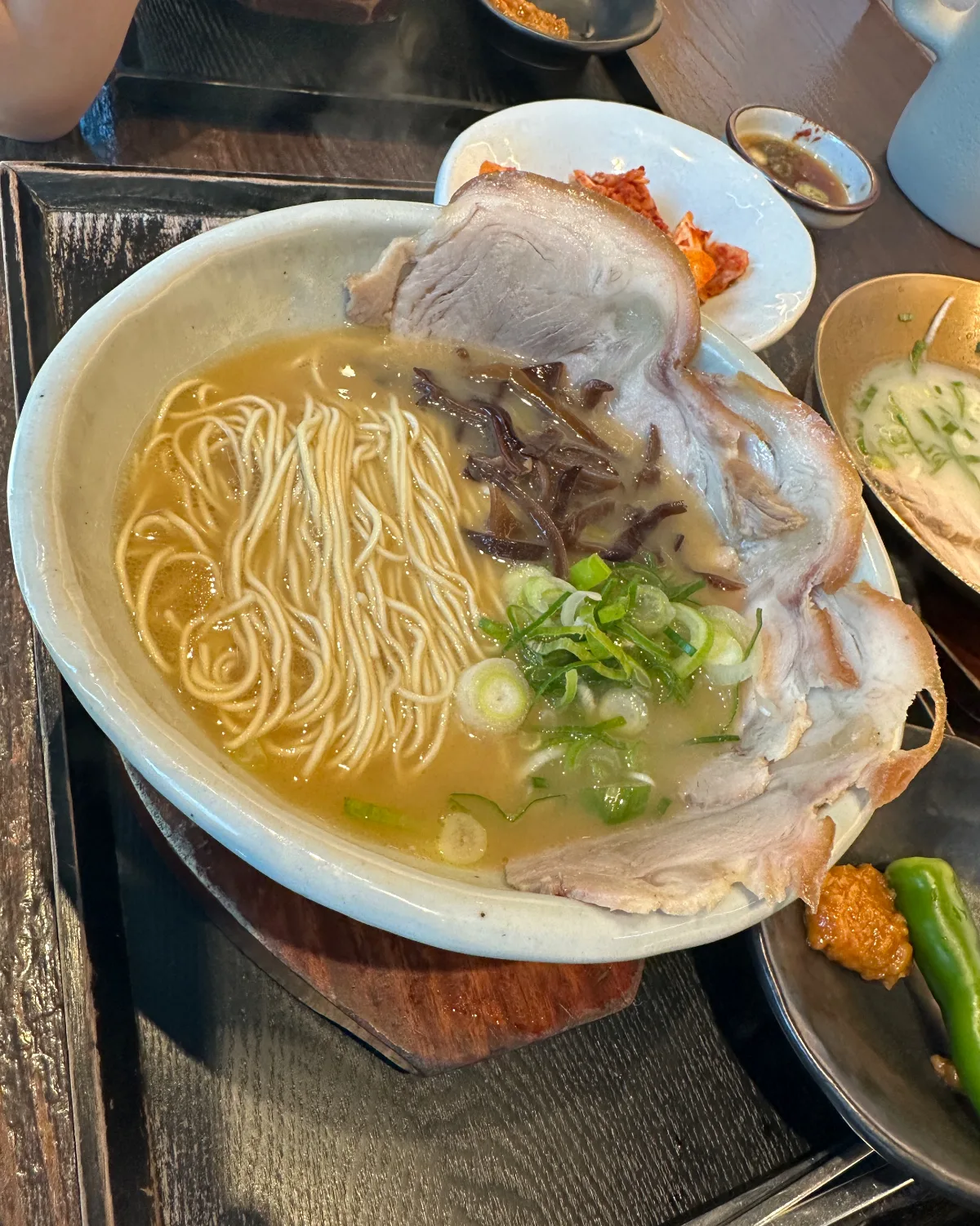 細麺と大きな豚肉のラーメン