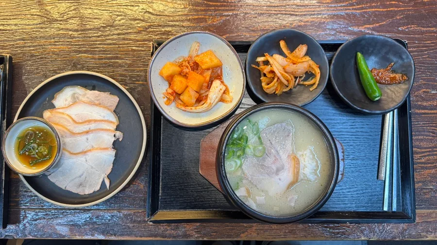 アンモク 本店 — クッパとゆで豚、小皿のおかず