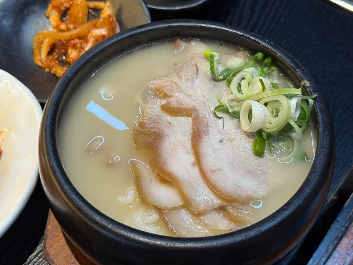 アンモク 本店 — 豚肉とねぎをのせたクッパ