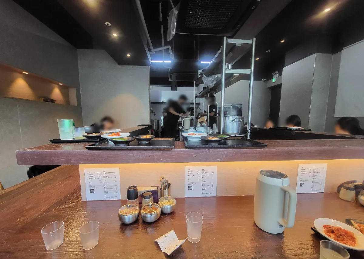 アンモク 本店 — 厨房を囲む木のカウンター席