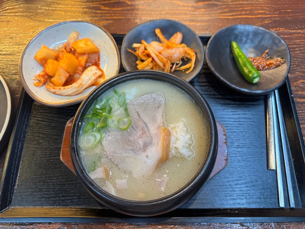 クッパとキムチを載せた一人分の盆