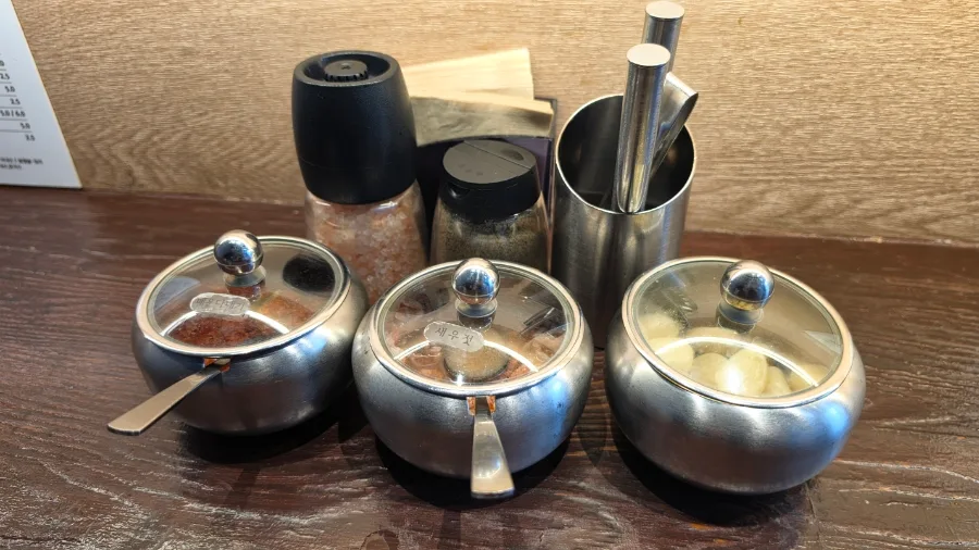 卓上に並ぶにんにくと薬味