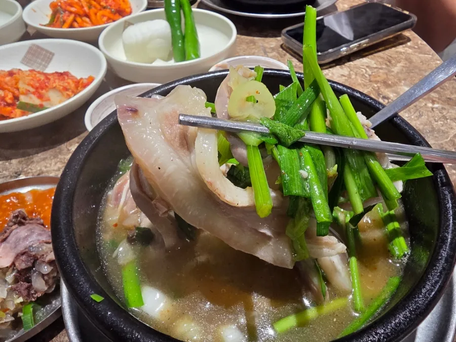 肉とミナリを持ち上げた一杯