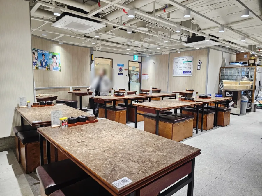 アオネ・スンデ COEXモール店 — テーブル席が並ぶ店内