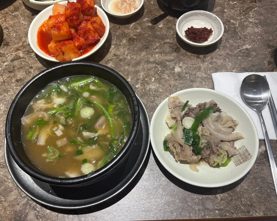 アオネ・スンデ COEXモール店 — スープとゆで肉、カクテキの食卓