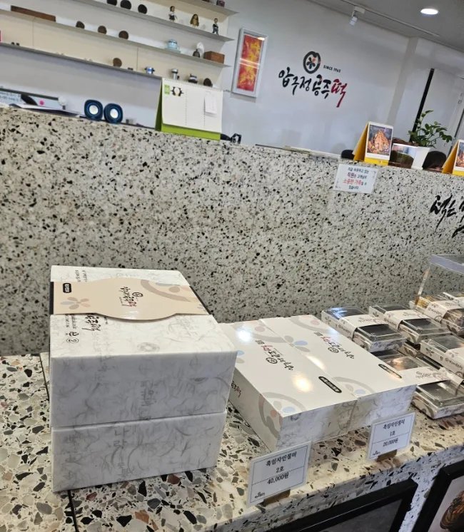 カウンターに積まれた贈答用の箱