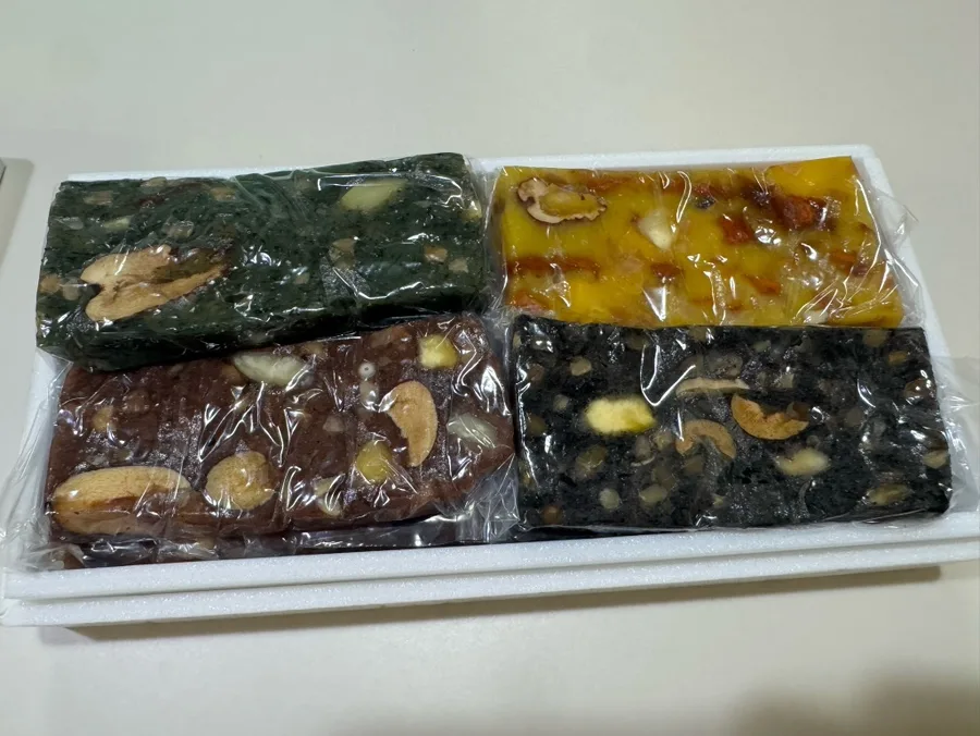 栗やナッツを入れた4色のヨンヤントッ