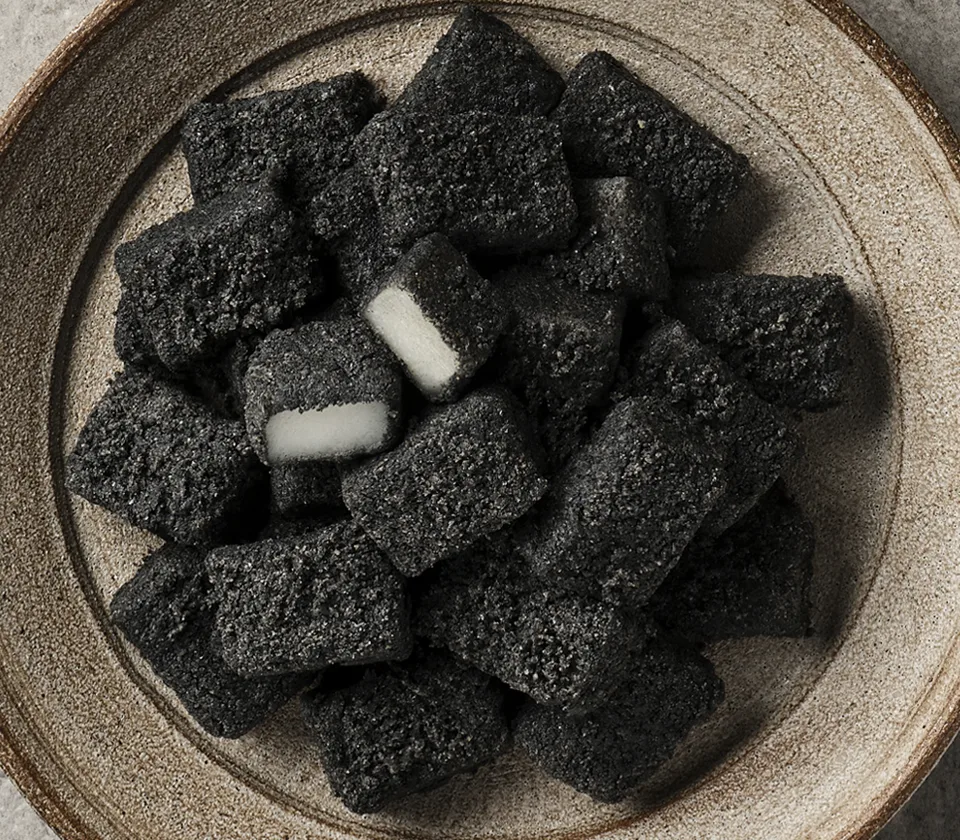 皿に盛った黒ごまインジョルミ