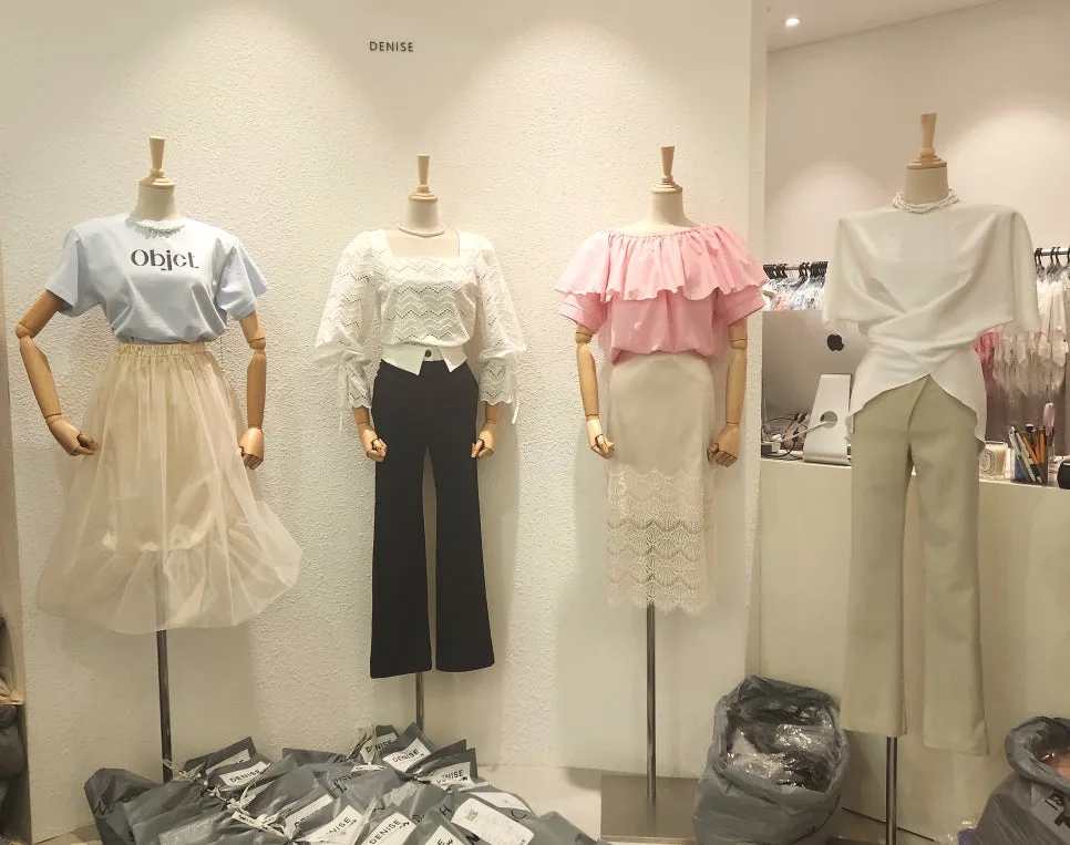 apM PLACE — ブラウスとスカートのコーディネートを並べた店頭