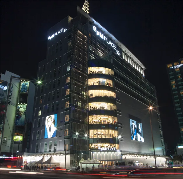 apM PLACE — 夜に明かりがともるapM PLACEのビル