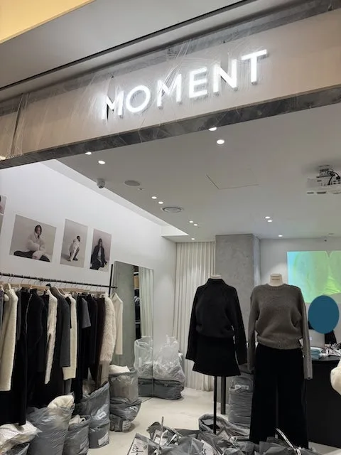 apM PLACE — ニットを並べた婦人服の店