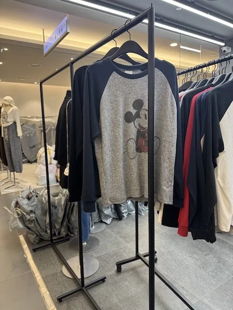 袖の配色が違うラグランTシャツのラック
