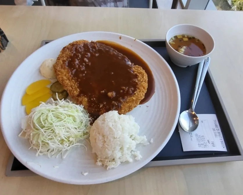 ソースをかけたカツとご飯
