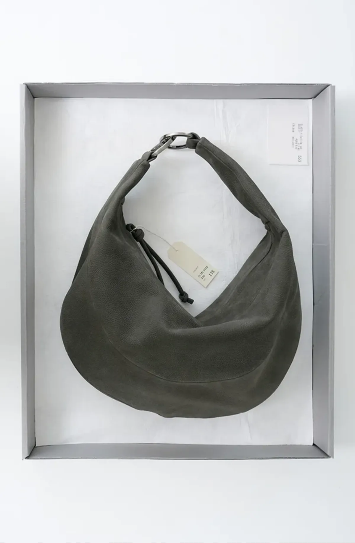 丸みのある深緑のレザーバッグ