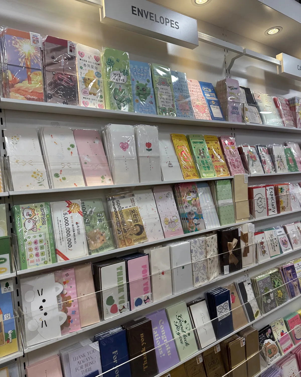 色とりどりの封筒とカードの棚