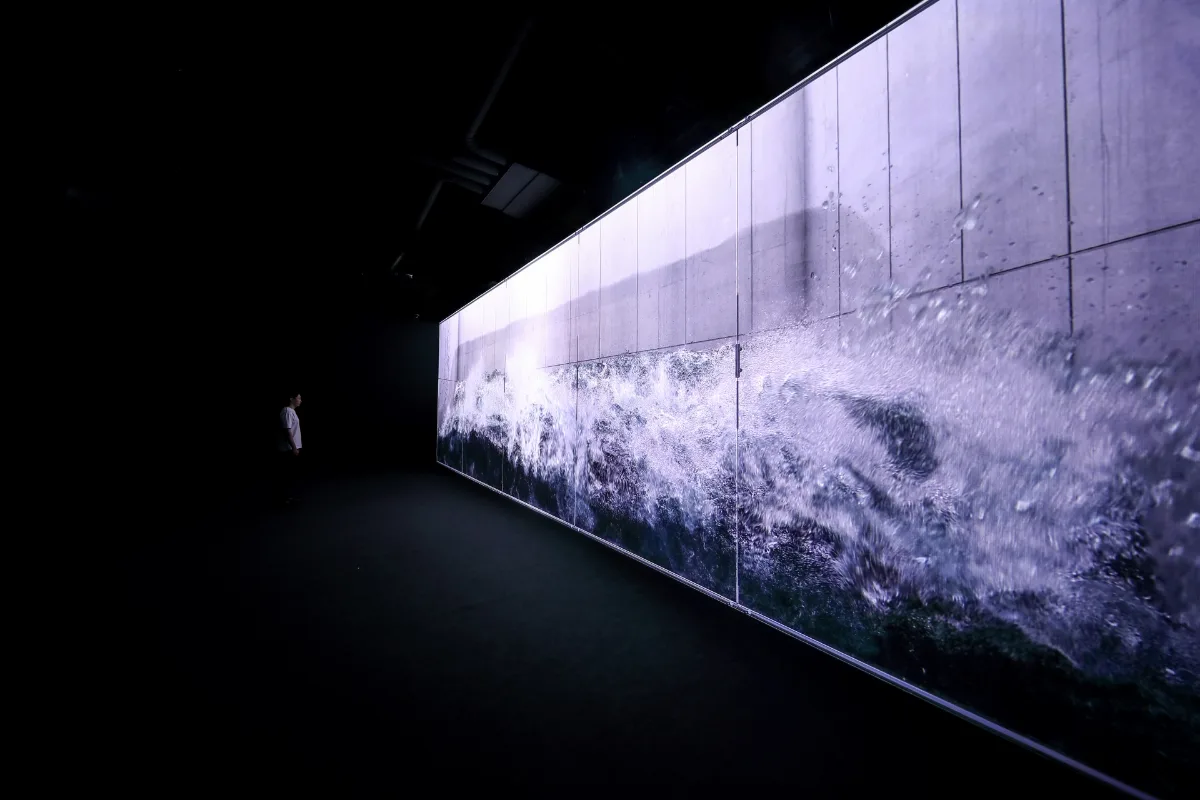 壁一面に白い波が砕ける「WAVE」