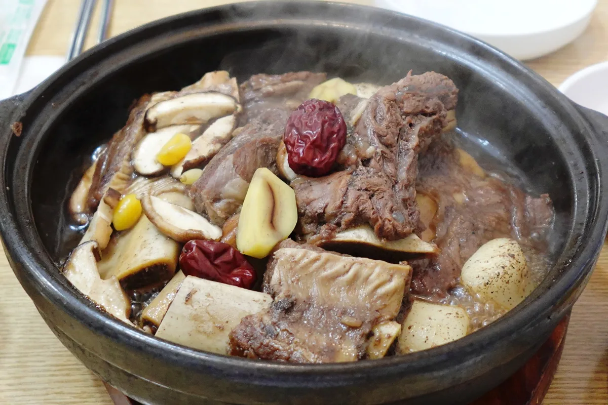 アソジョン — 骨付きカルビときのこの煮込み