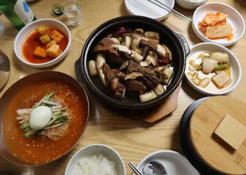 カルビチムと冷麺、ご飯の食卓