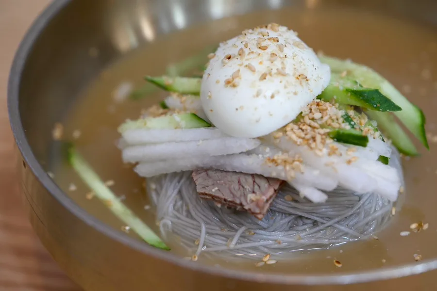 アソジョン — 卵ときゅうりをのせた水冷麺
