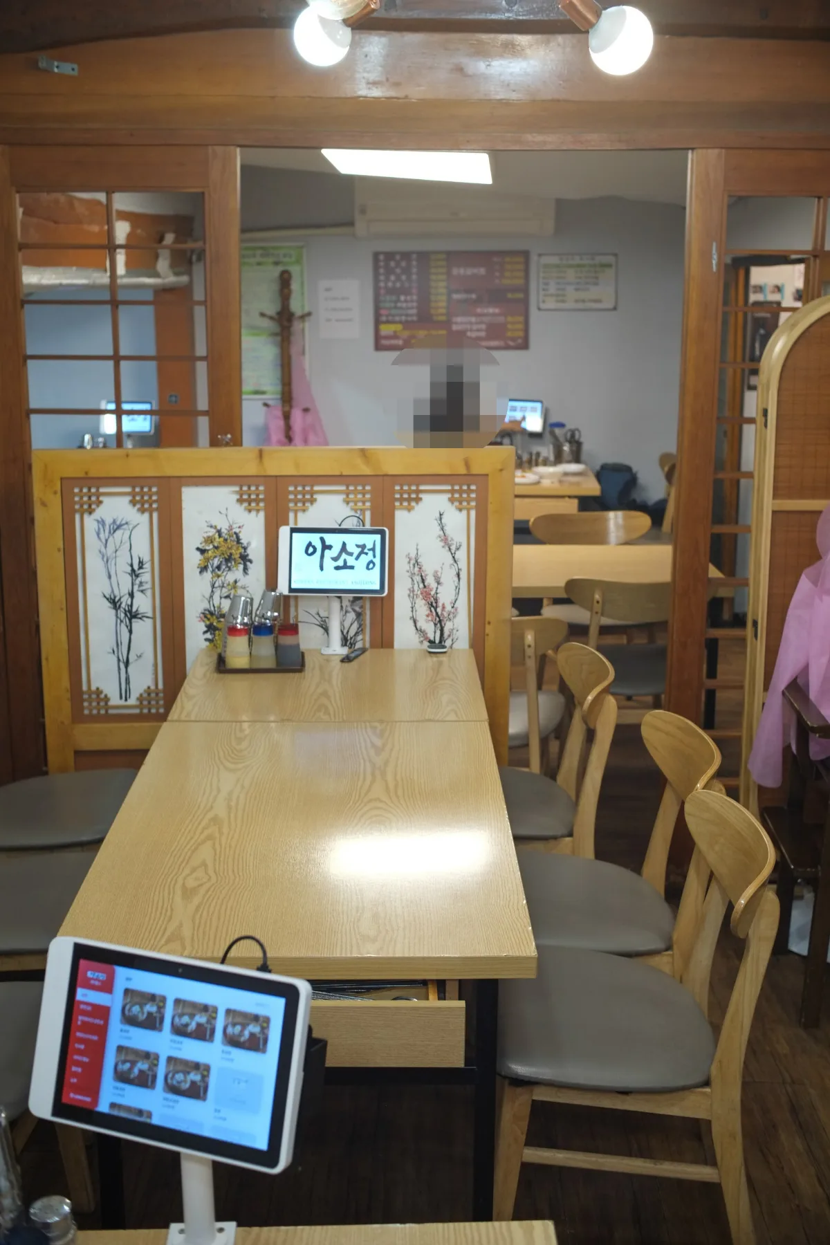 注文用タブレットと木のテーブル席