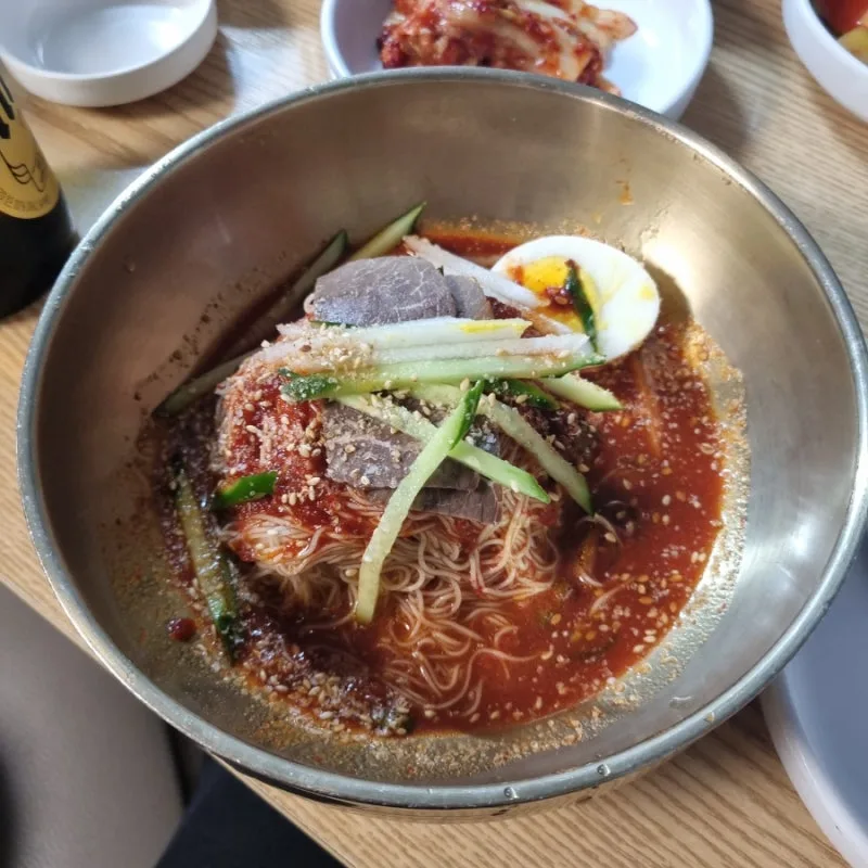 キュウリと肉をのせた冷麺