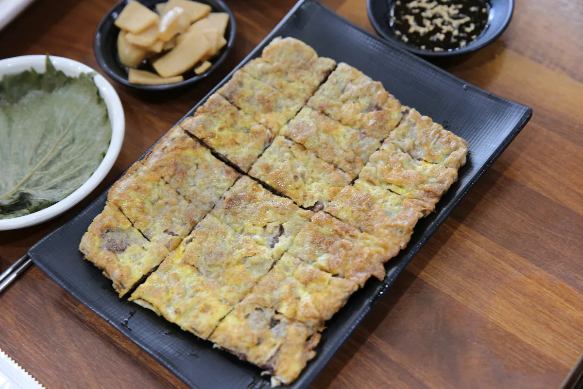 卵衣をまとった牛肉の一皿