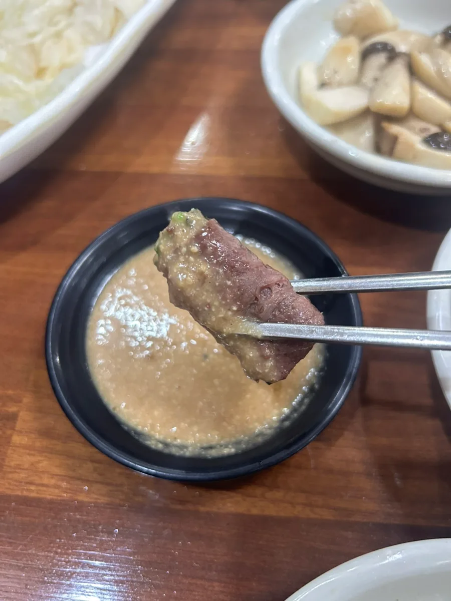 ソースを絡めた牛肉の野菜巻き