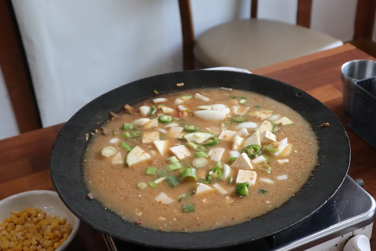 アスラ 本店 — 鉄板で煮る豆腐入りチゲ