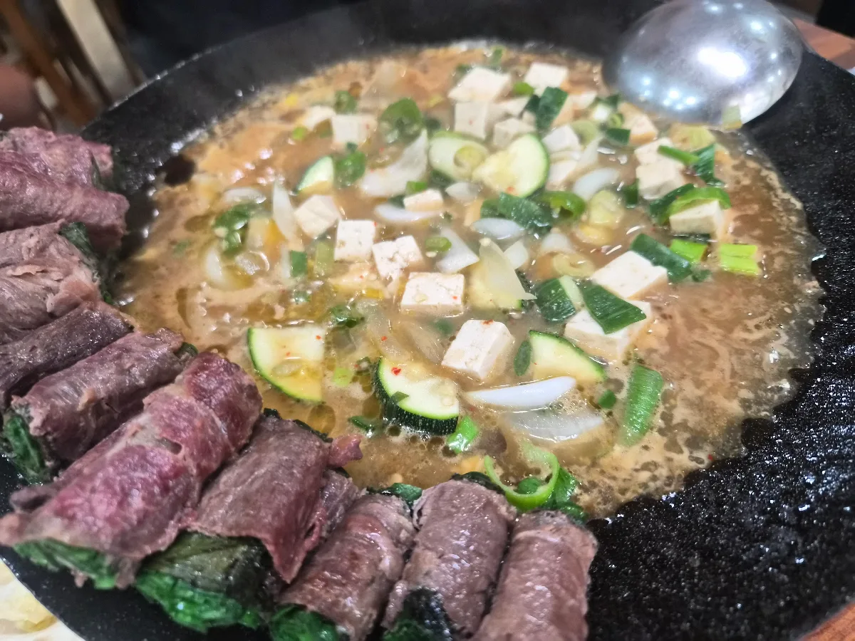 牛肉の野菜巻きと鉄板のチゲ