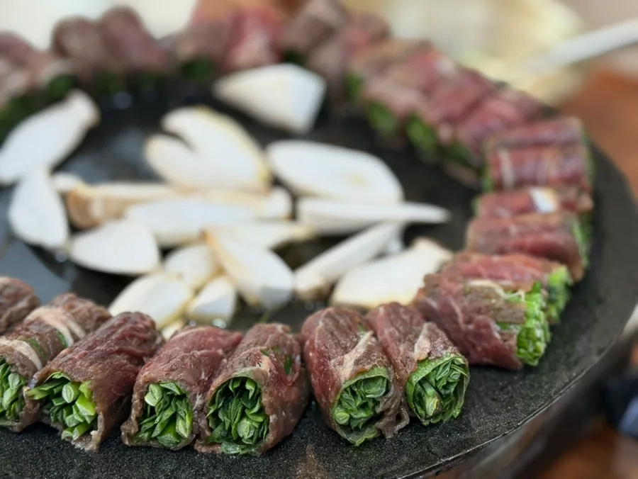 牛肉の巻き口からのぞく葉とニラ