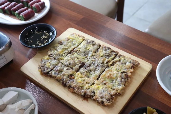 ユクチョン（牛肉の卵衣焼き）