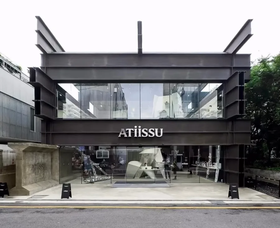 ATiiSSU 島山店 — 黒い鉄骨とガラス張りの店舗