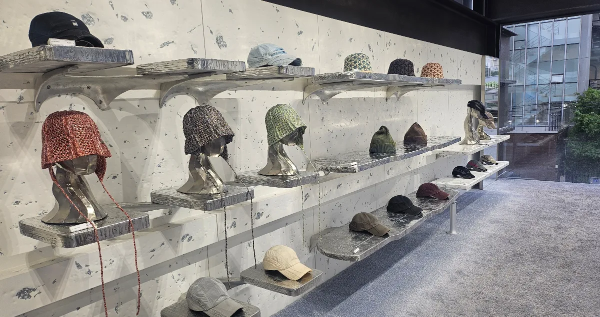 ATiiSSU 島山店 — 金属の棚に並ぶ色とりどりの帽子