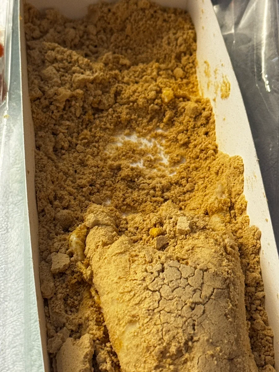 箱に入ったきな粉まぶしのパン