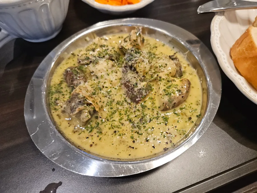 貝のハーブバター焼きとパン