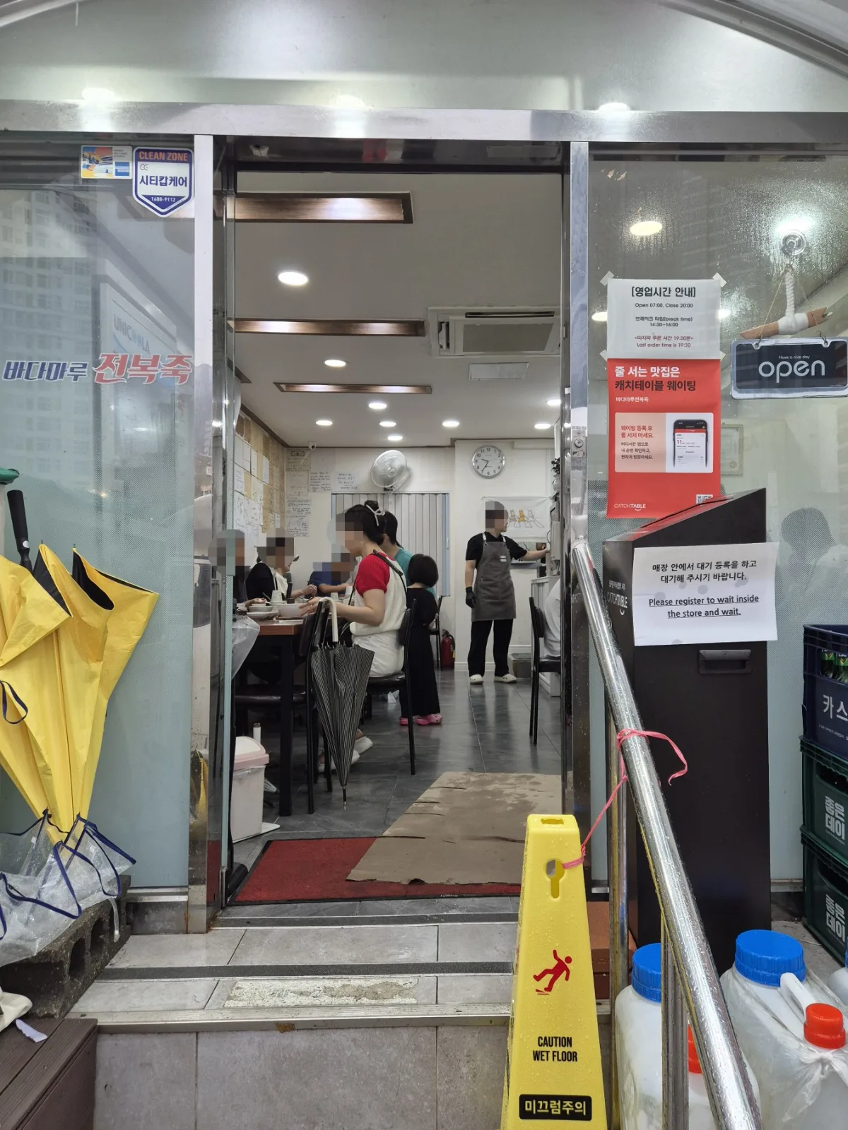 店内が見える入口と順番待ち端末