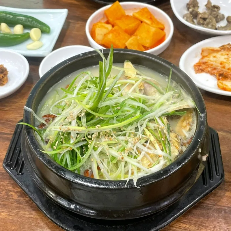 東莱参鶏湯 — 細切りねぎをのせた薬膳参鶏湯
