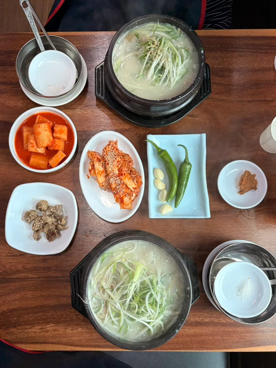 東莱参鶏湯 — 参鶏湯とキムチが並ぶ食卓