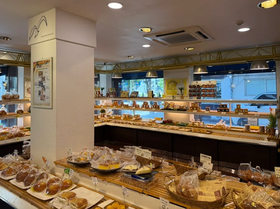 ペックダン — 窓沿いの棚に並ぶパンと焼き菓子