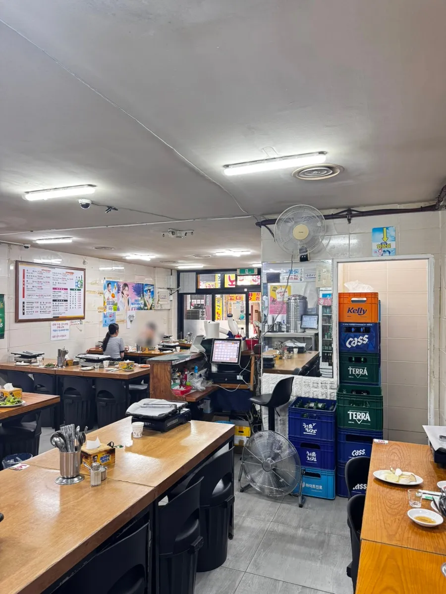 鉄板付きのテーブルが並ぶ店内