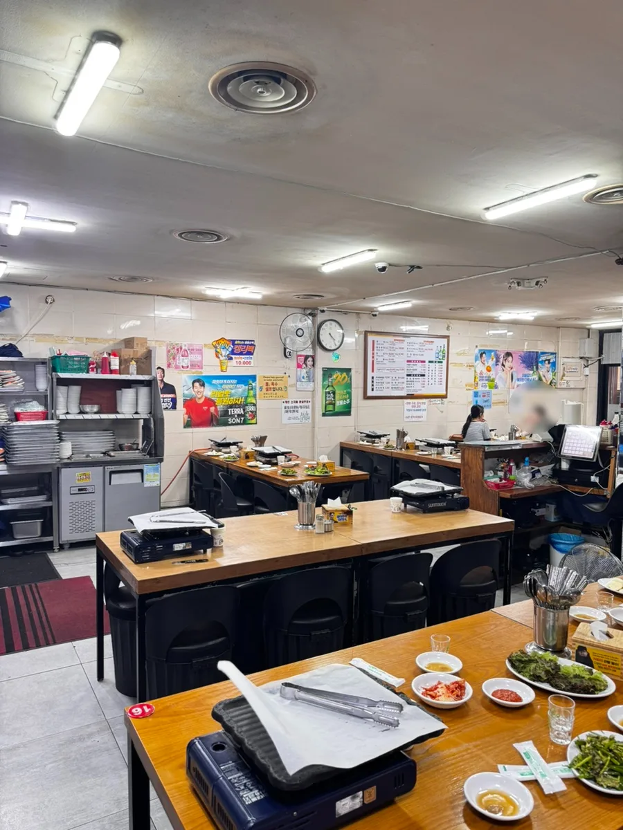 百済精肉店 — 卓上コンロが並ぶ木のテーブル席