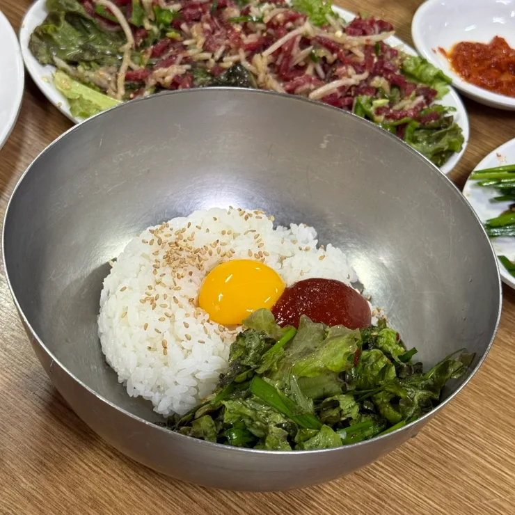 卵黄と葉野菜を添えたご飯
