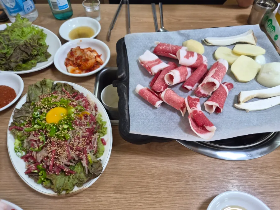 鉄板のチャドルバギと卵黄をのせたユッケ