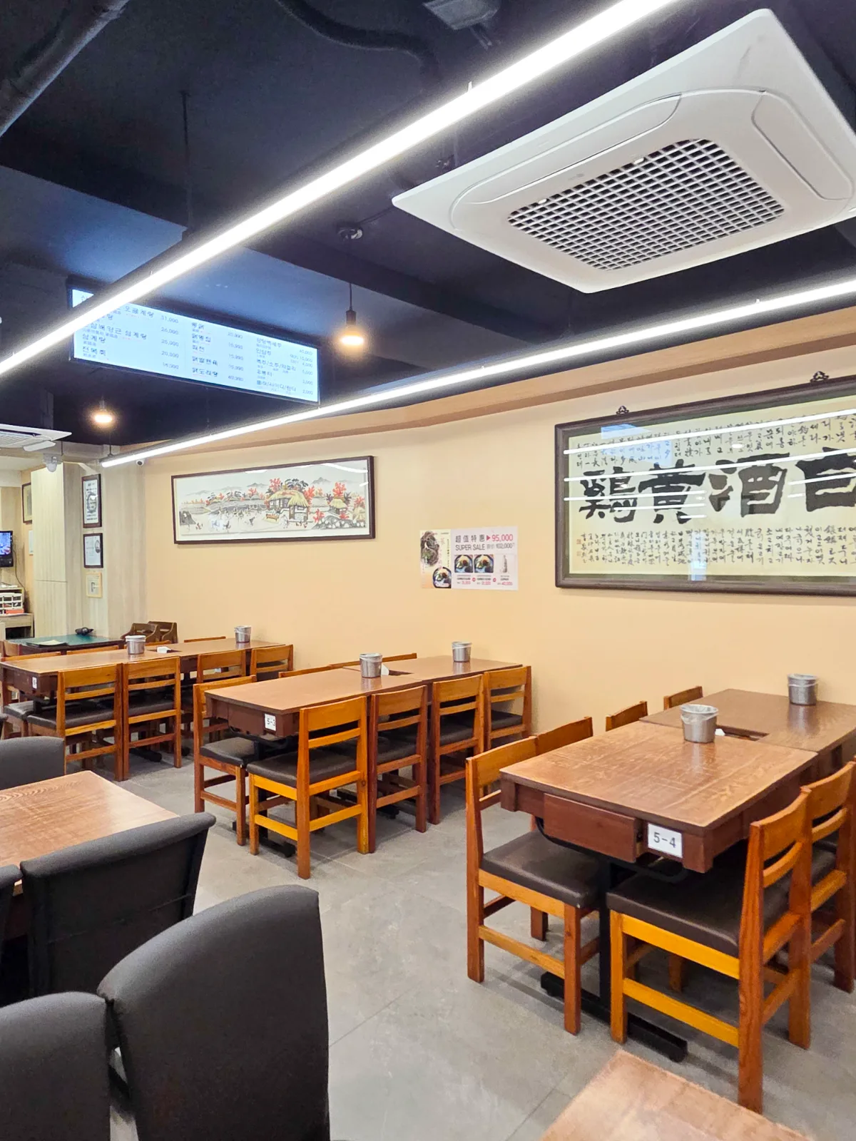 書の額が飾られた広い店内