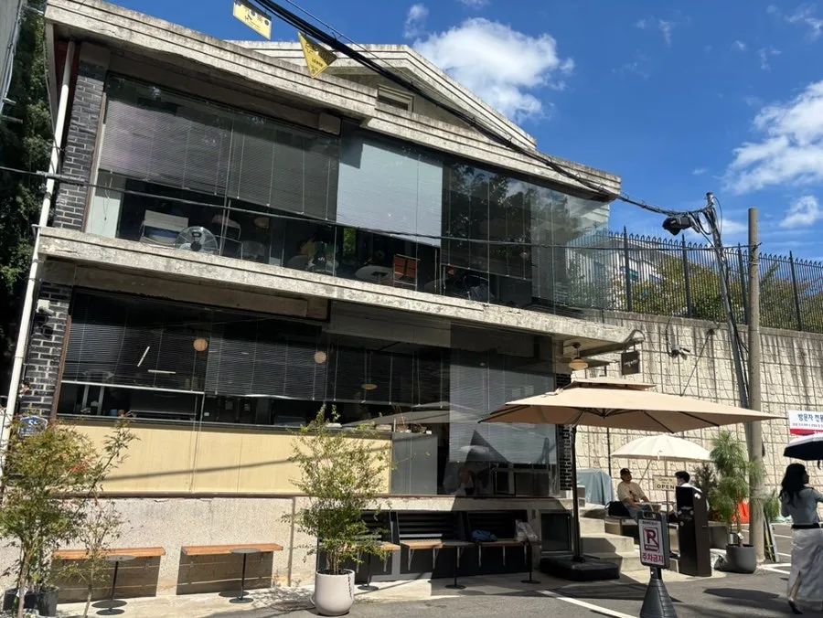 パラソルが並ぶ店の外観