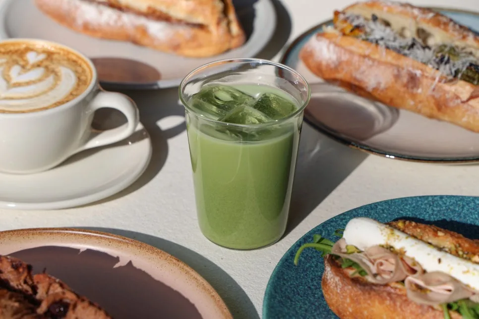 Bagetti — バゲットサンドと抹茶ラテ、カフェラテ