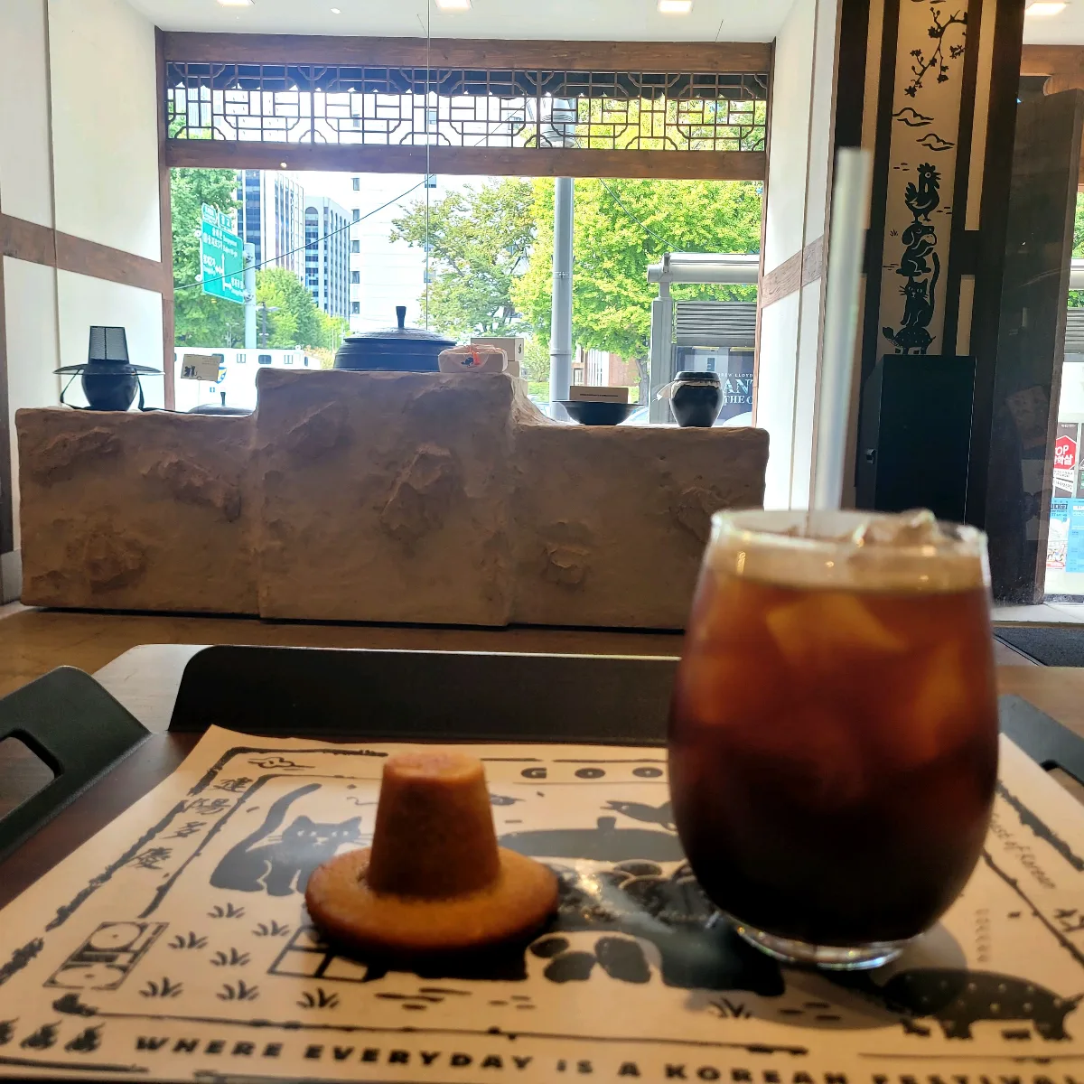 BAKERY A GOONG — 窓辺のコーヒーと帽子形の菓子
